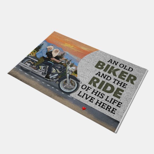 古いバイクもしくは自転車に乗る人と彼の人生の乗り物 ドアマット (アングル)