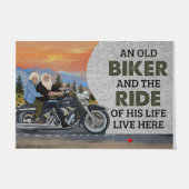 古いバイクもしくは自転車に乗る人と彼の人生の乗り物 ドアマット (正面)