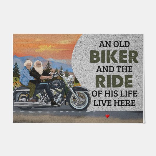 古いバイクもしくは自転車に乗る人と彼の人生の乗り物 ドアマット (正面)