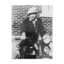 古いバイクもしくは自転車に乗る人