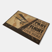 古いパイロットと彼の人生の逃避 ドアマット (アングル)