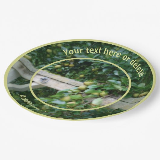 古いヒッチングポストの上の梨パーソナライズされたパーティー ペーパープレート (アングル)