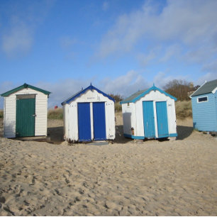 古いビーチの小屋と青い空のイギリスの海辺の写真 ジグソーパズル