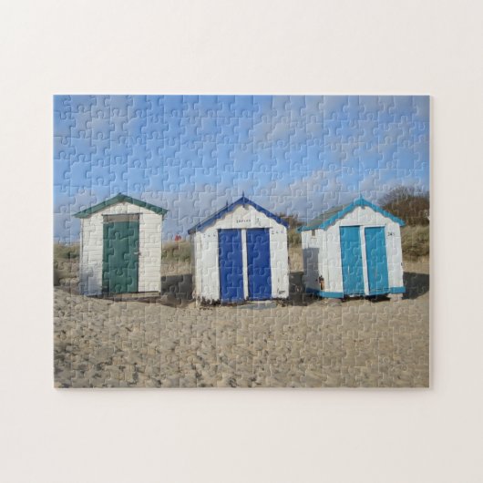 古いビーチの小屋と青い空のイギリスの海辺の写真 ジグソーパズル (横)