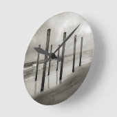 古いビーチ投稿のセピア色のショット ラウンド壁時計 (傾斜)