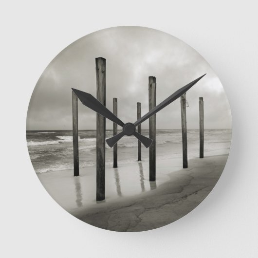 古いビーチ投稿のセピア色のショット ラウンド壁時計 (正面)