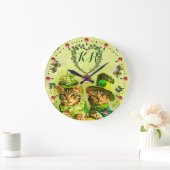 古いファッションのセントパトリックのおもしろいな猫、ハートのモノグラム ラージ壁時計 (ホーム)