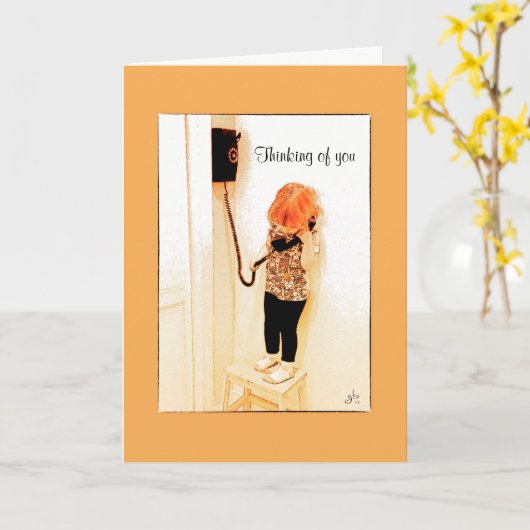 古いファッションの電話で話している小さな女の子 カード (黄色い花)