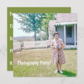 古いフィルムカメラを持つかわいい年寄りの女性 招待状 (正面/裏面)