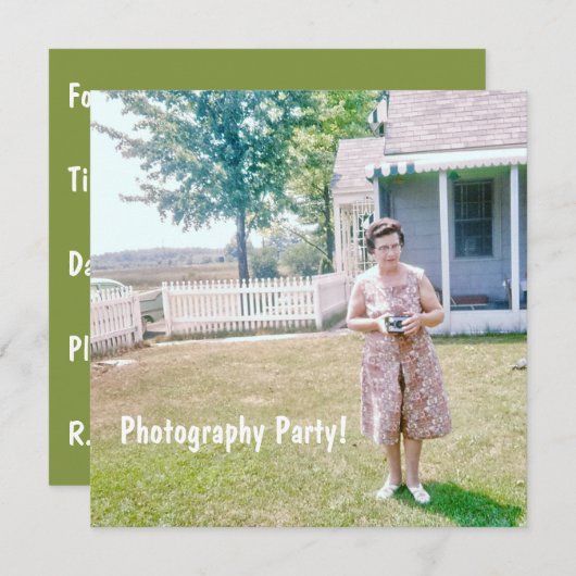 古いフィルムカメラを持つかわいい年寄りの女性 招待状 (正面/裏面)