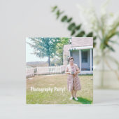 古いフィルムカメラを持つかわいい年寄りの女性 招待状 (スタンド正面)