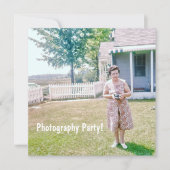 古いフィルムカメラを持つかわいい年寄りの女性 招待状 (正面)