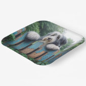 古いフェンスの上に髭のあるコリーのぞく ペーパープレート (傾斜あり)