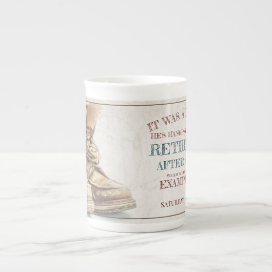 古いブーツV2.0での退職の発表 ボーンチャイナマグカップ (正面)