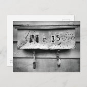 古いボロボロのメールボックスは黒と白に風化 ポストカード (正面/裏面)