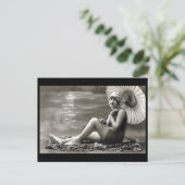 古いポストカード – ガールバイ・ザ・リバー ポストカード (スタンド正面)