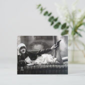 古いポストカード – リクライニングメイド ポストカード (スタンド正面)