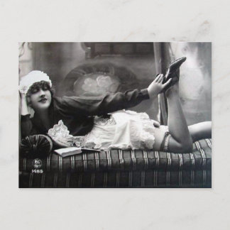 古いポストカード – リクライニングメイド ポストカード