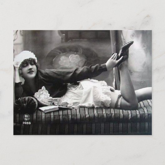 古いポストカード – リクライニングメイド ポストカード (正面)