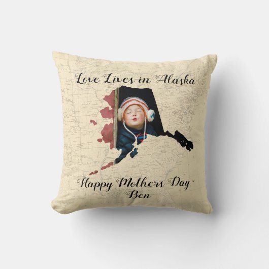 古いマップ愛がアラスカに住む州の形をした写真 クッション (正面)