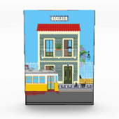 古いリスボンの家に猫と黄色のトラム フォトブロック (正面)