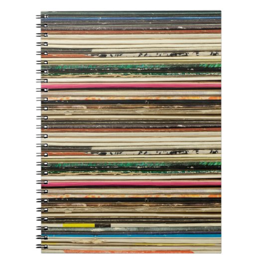 古いレコードのカートンのカバーをパイレレコードに積み重ね， vi ノートブック (正面)