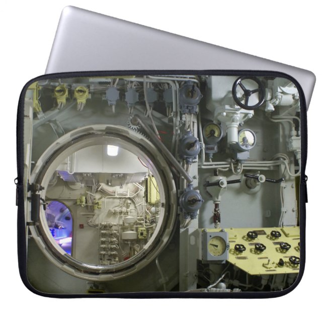 古いレトロな潜水艦で潜る ラップトップスリーブ (正面)