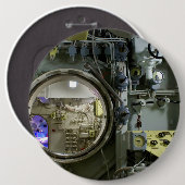 古いレトロな潜水艦で潜る 缶バッジ (正面&裏面)