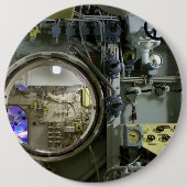 古いレトロな潜水艦で潜る 缶バッジ (正面)