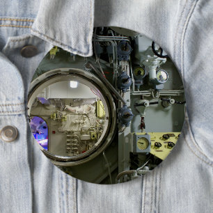 古いレトロな潜水艦で潜る 缶バッジ