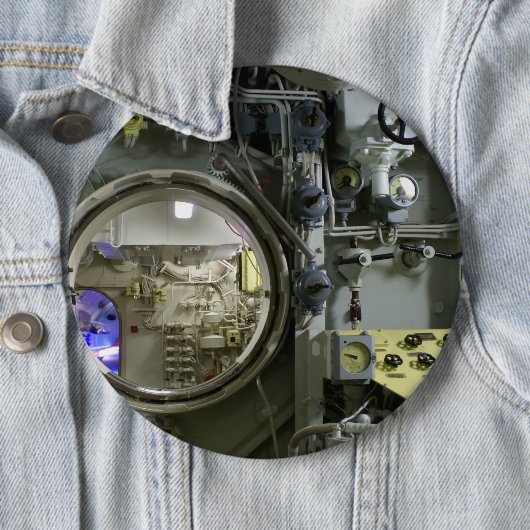 古いレトロな潜水艦で潜る 缶バッジ (インサイチュ)