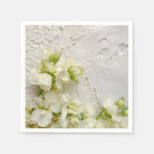 古いレースに白い花