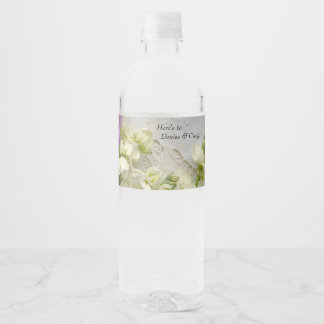 古いレースの上に紫と白の花 ペットボトルラベル