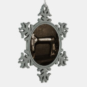 古いヴィンテージのミシン スノーフレークピューターオーナメント (左)