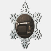 古いヴィンテージのミシン スノーフレークピューターオーナメント (右)