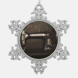 古いヴィンテージのミシン スノーフレークピューターオーナメント