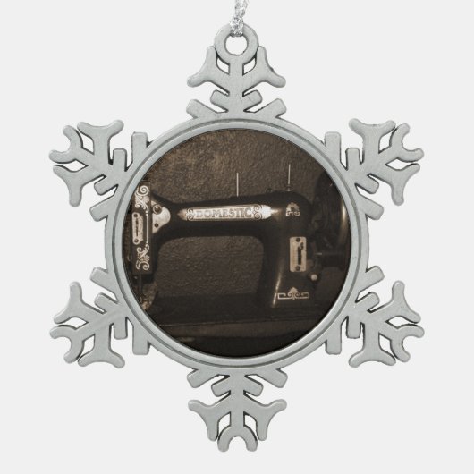 古いヴィンテージのミシン スノーフレークピューターオーナメント (正面)