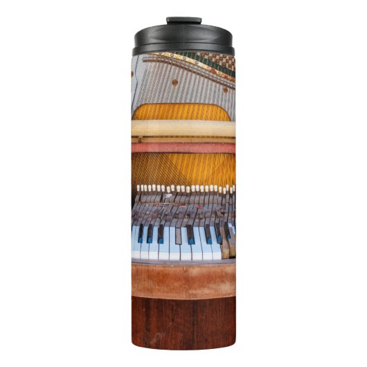 古いヴィンテージピアノの蓋を外した。老朽化した  タンブラー (正面)