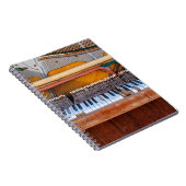 古いヴィンテージピアノの蓋を外した。荒れ果てた ノートブック (右側)