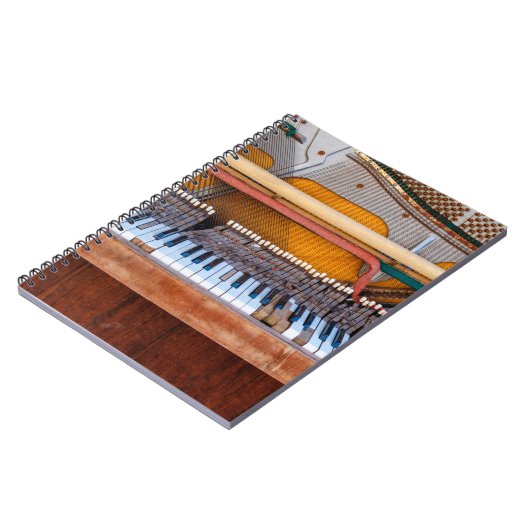 古いヴィンテージピアノの蓋を外した。荒れ果てた ノートブック (左側)