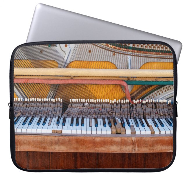 古いヴィンテージピアノの蓋を外した。荒れ果てた ラップトップスリーブ (正面)