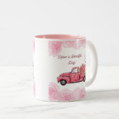 古いヴィンテージピンクのピックアップトラックと花 ツートーンマグカップ (正面右)
