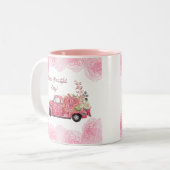 古いヴィンテージピンクのピックアップトラックと花 ツートーンマグカップ (正面左)