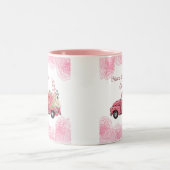 古いヴィンテージピンクのピックアップトラックと花 ツートーンマグカップ (中央)