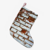 古いヴィンテージレンガの壁に白い床を振りかけたもの スモールクリスマスストッキング (正面 (吊り時))