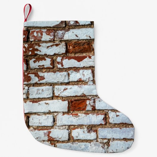 古いヴィンテージレンガの壁に白い床を振りかけたもの スモールクリスマスストッキング (正面)