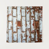 古いヴィンテージレンガの壁に白い床を振りかけたもの タペストリー (正面(横))