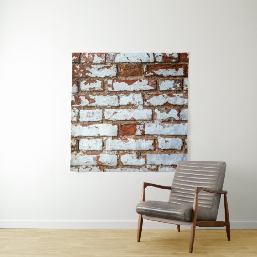 古いヴィンテージレンガの壁に白い床を振りかけたもの タペストリー (インサイチュ)
