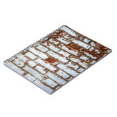 古いヴィンテージレンガの壁に白い床を振りかけたもの ノートブック (左側)