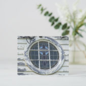 古い丸い窓。 ポストカード (スタンド正面)